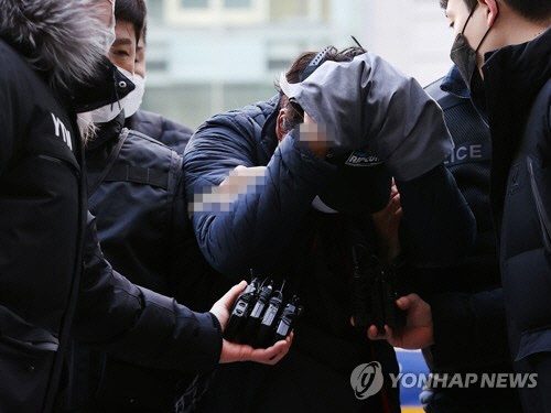 교제했던 여성의 집을 찾아가 가족을 살해한 이모씨가 12일 오후 서울 송파구 서울동부지법에서 열린 영장실질심사에 출석하기 위해 법정으로 향하고 있다. 연합뉴스
